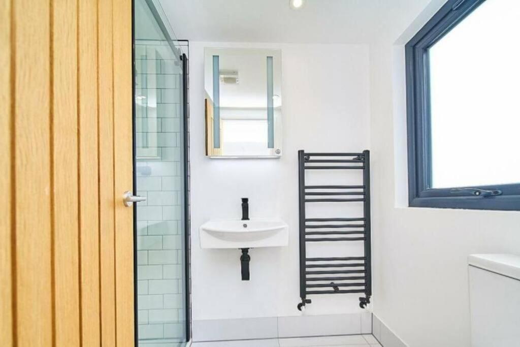 Spacious 4Br House, London, Sleeps 9, Parking Available Londres Exterior foto